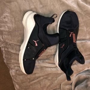 Women’s puma tennis shoe